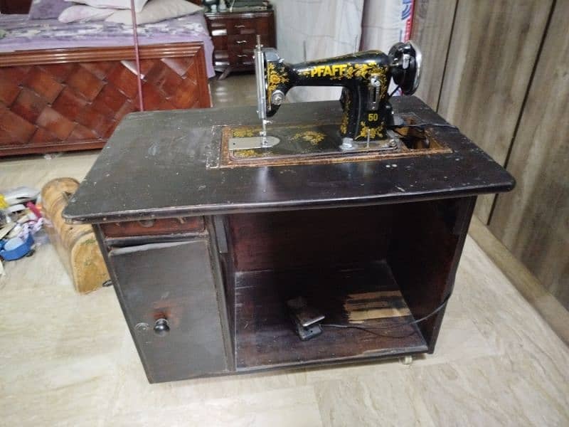 sewing machine with table 0