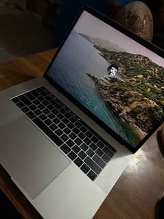 macbook pro 2016 15 inches 16gb/512gb touchbar