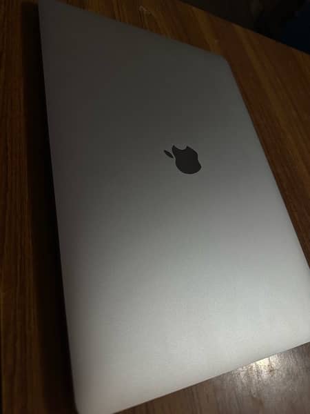 macbook pro 2016 15 inches 16gb/512gb touchbar 1