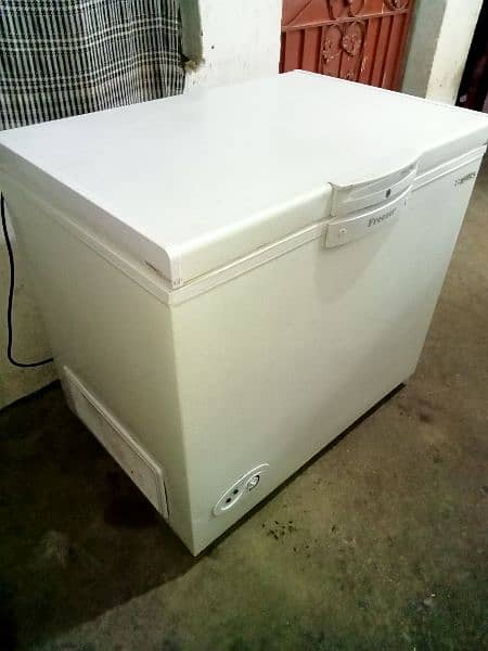 Waves Deep freezer in very good condition. 03185651253 my WhatsApp num 1