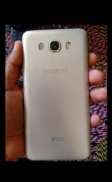 Samsung Galaxy j7- golden good condition - family use set 1