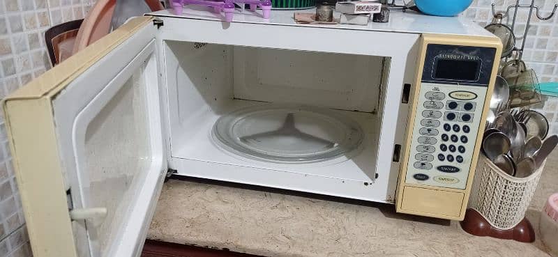 Pel Microwave oven for sale in excellent condition. 2