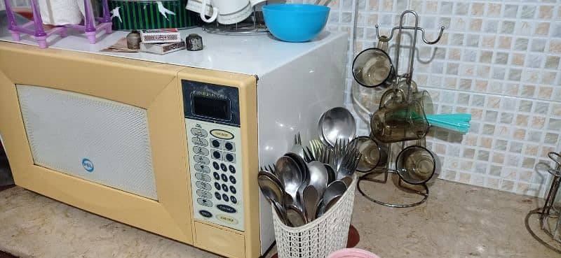 Pel Microwave oven for sale in excellent condition. 4