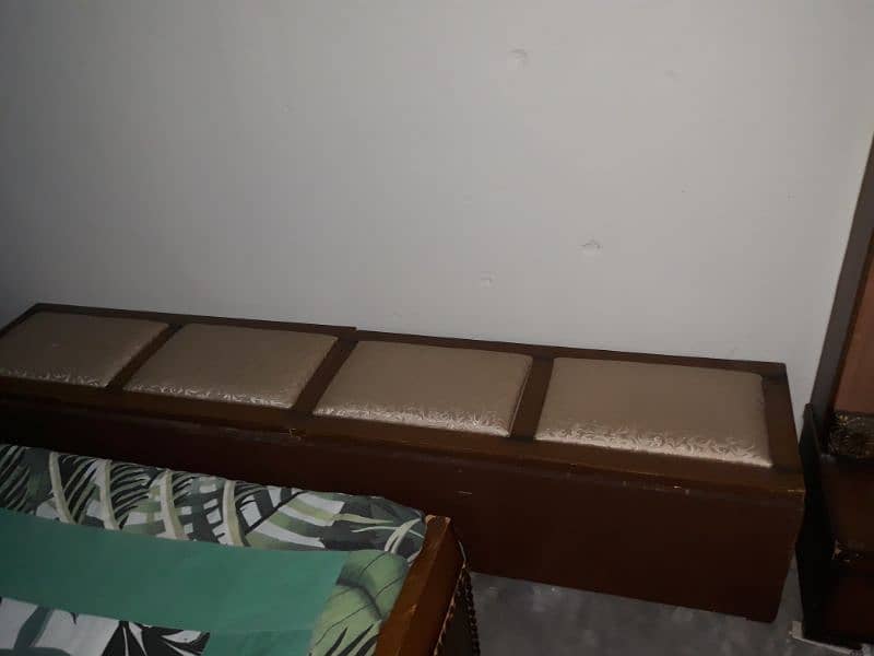 king size bed 2 side table 1