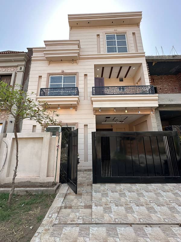 5 Marla Beautifully designed house For Sale And Direct Meeting With Owner In Park View City Lahore. 0