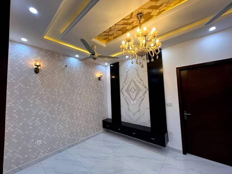 5 Marla House For Sale Beautiful Location Gas Be available Hai iss gr ma 10