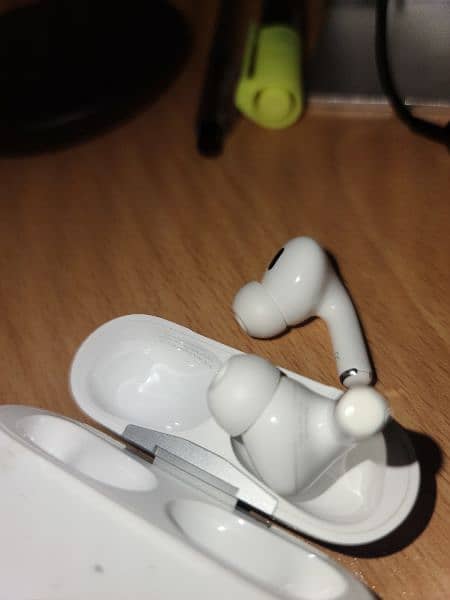 Apple Air Pods Pro 2nd Gen with Magsafe Case 7