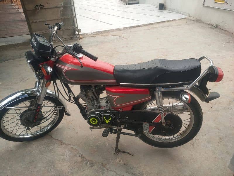 Honda 125 . . model 8 . . smart card bna hy Islamabad number hy 0