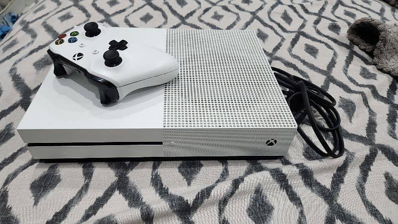 Xbox One S 1 TB 1