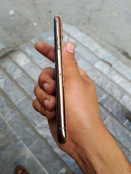 iphone XS Gold color 3