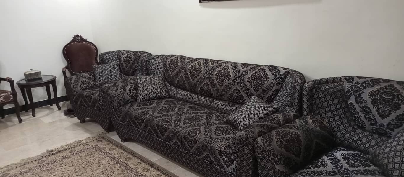 5 seater Sofa (inc:5 pillows) 1