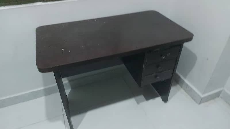 Snall size computer Table 0