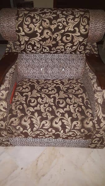 5 seater sofa set. . . . like new codition. ! 1