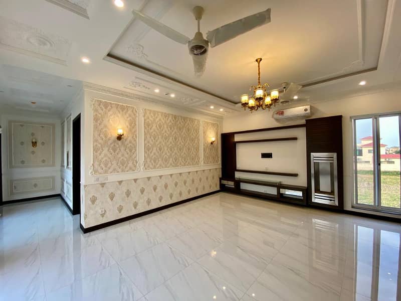 Outstanding Luxury 1 Kanal House Is Available For Rent In PHASE 5 DHA, Lahore. 9