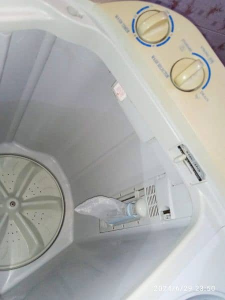Haier washing machine twin tub model number HWM80-11S 10
