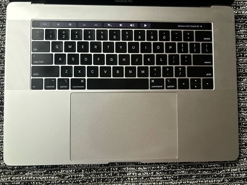 MacBook Pro 2018 16gb 512gb 7