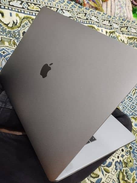 MacBook Pro 2017 in Warranty 15.4 inch 0