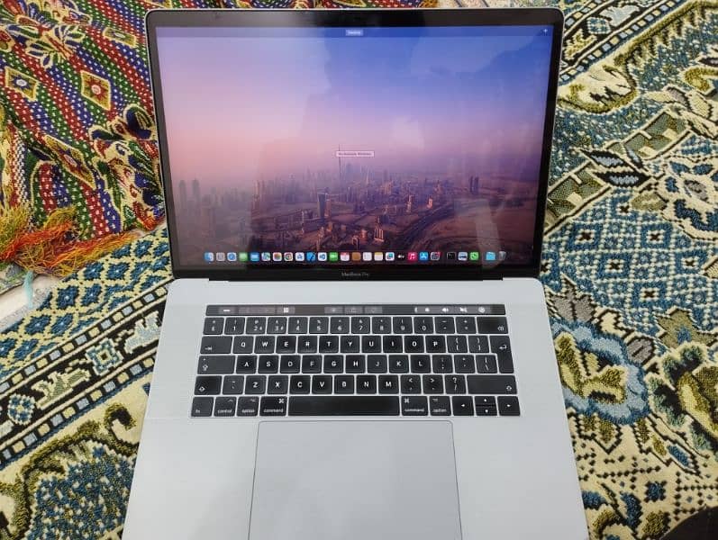 MacBook Pro 2017 in Warranty 15.4 inch 3