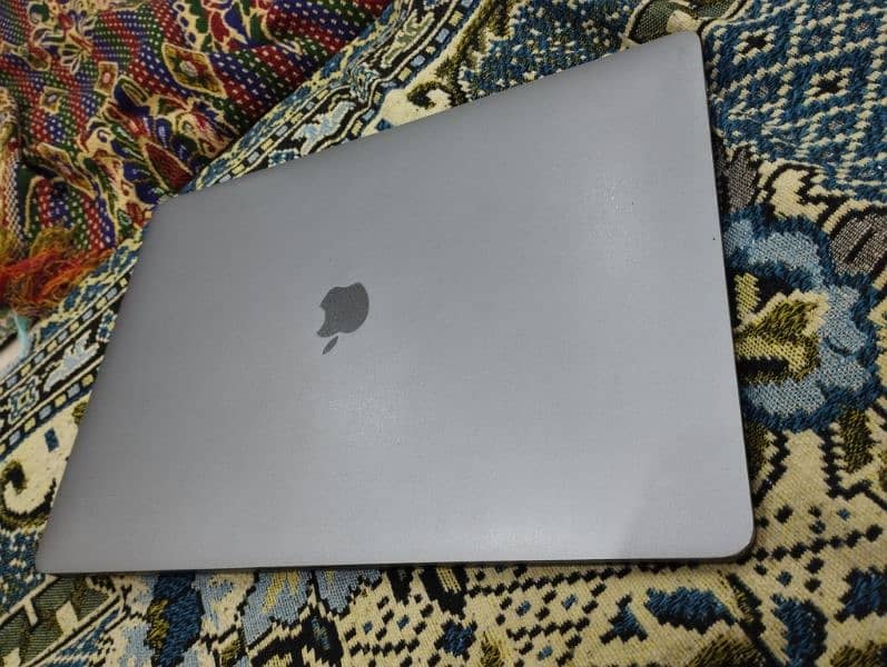 MacBook Pro 2017 in Warranty 15.4 inch 6