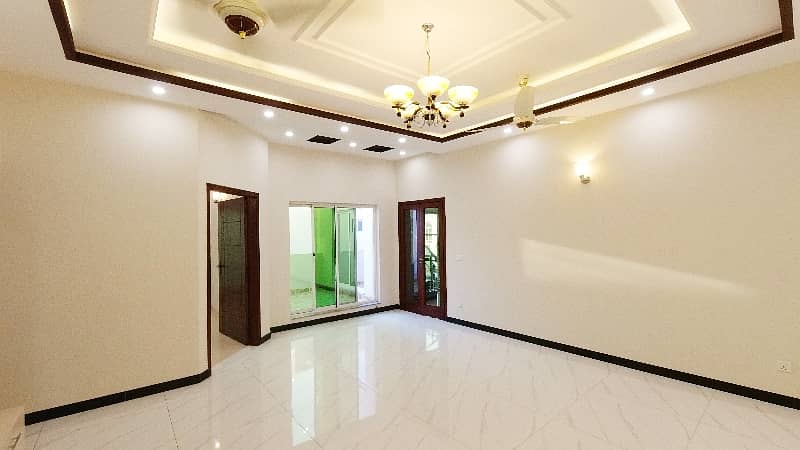 Prime Location House Of 10 Marla In State Life Phase 1 - Block F Is Available 17