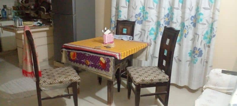used dining table in a good condition 1