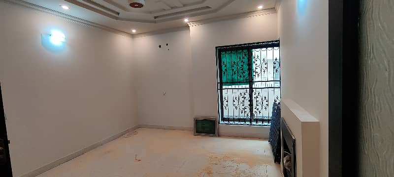 1 Kanal Well Maintained House In DHA Phase 4 3
