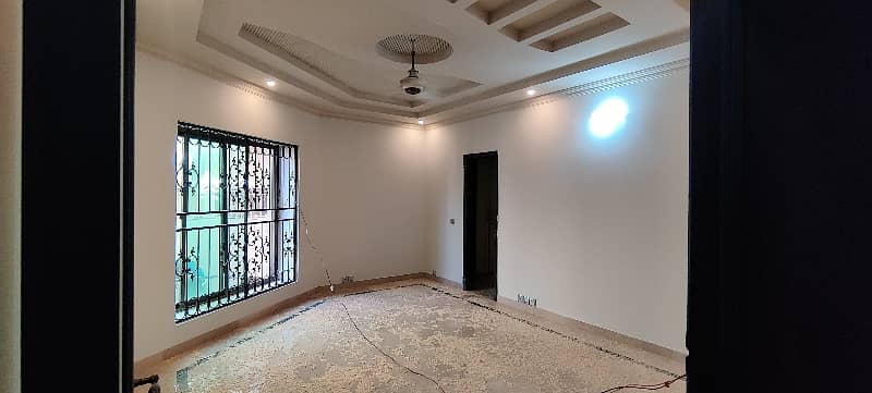 1 Kanal Well Maintained House In DHA Phase 4 7