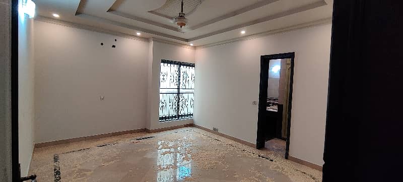 1 Kanal Well Maintained House In DHA Phase 4 10