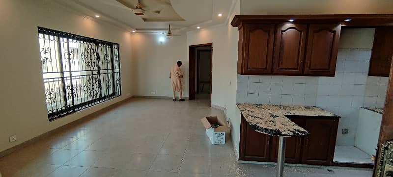 1 Kanal Well Maintained House In DHA Phase 4 15