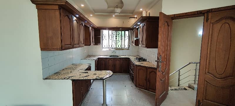 1 Kanal Well Maintained House In DHA Phase 4 16