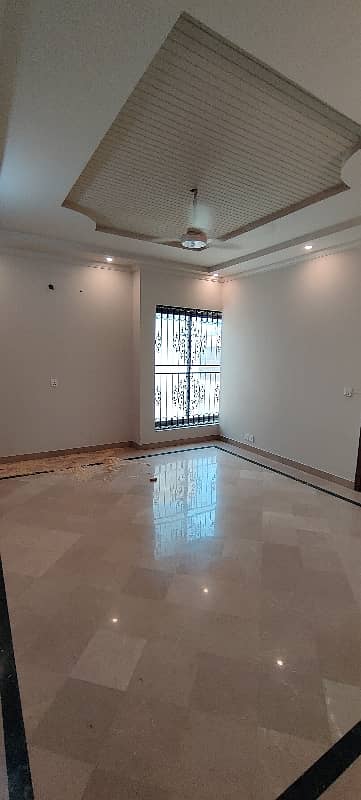 1 Kanal Well Maintained House In DHA Phase 4 21