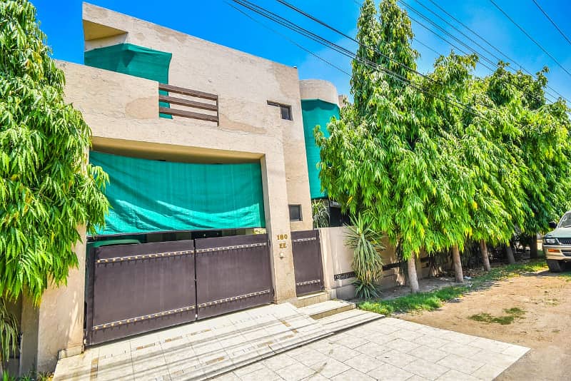Very Well Maintained 10 Marla House DHA Phase -4 16