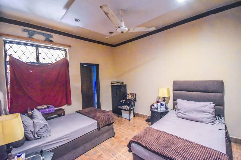 Very Well Maintained 10 Marla House DHA Phase -4 21