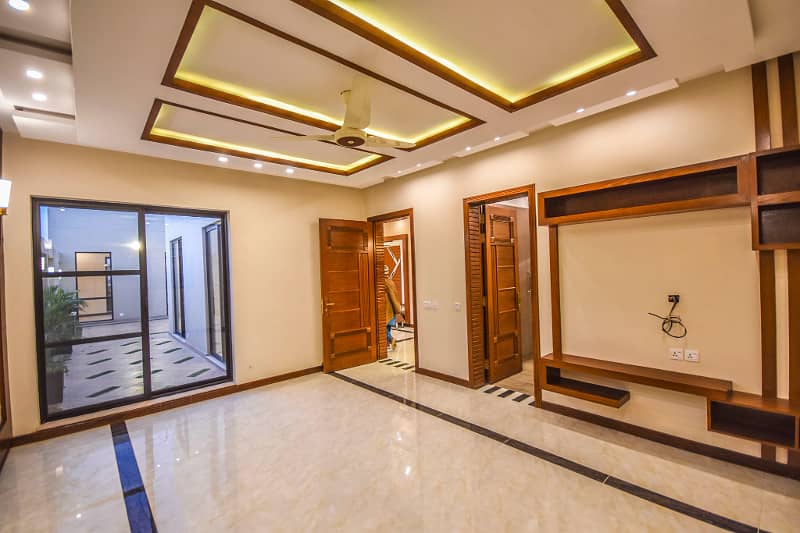 A Beautiful 1 Kanal House Is Available For Sale In PHASE 7 DHA, Lahore. 6