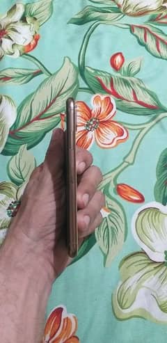 I phone xs 64 gb 10.10 condition health 71 original