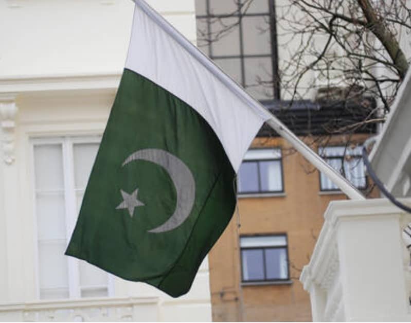 Outdoor pole with Pakistan Flag 1