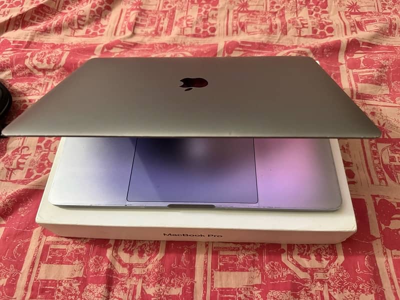 Macbook Pro 2017 with complete Box 4