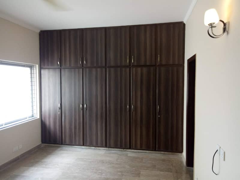 20 marla exelant upper portion available for Rent in dha phase 4 block GG. 6