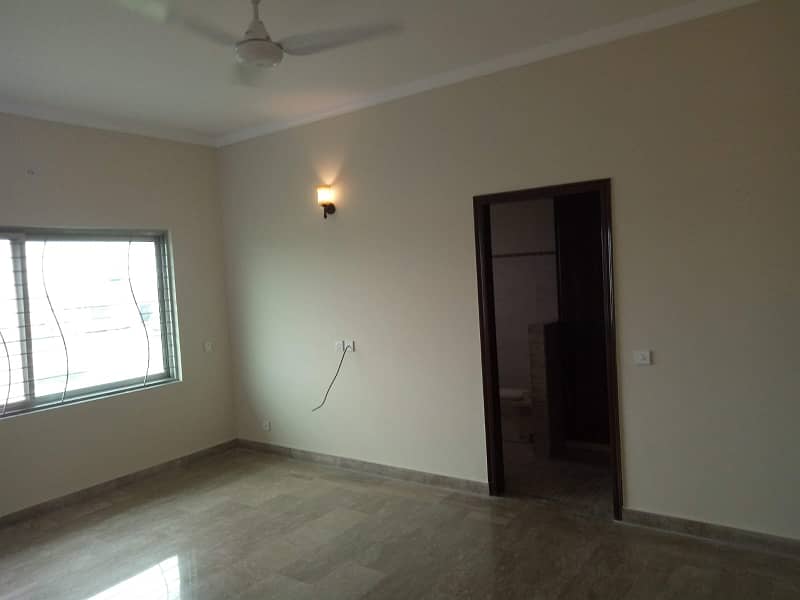 20 marla exelant upper portion available for Rent in dha phase 4 block GG. 8