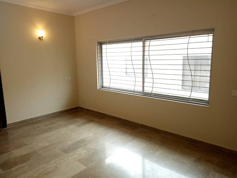 20 marla exelant upper portion available for Rent in dha phase 4 block GG. 17