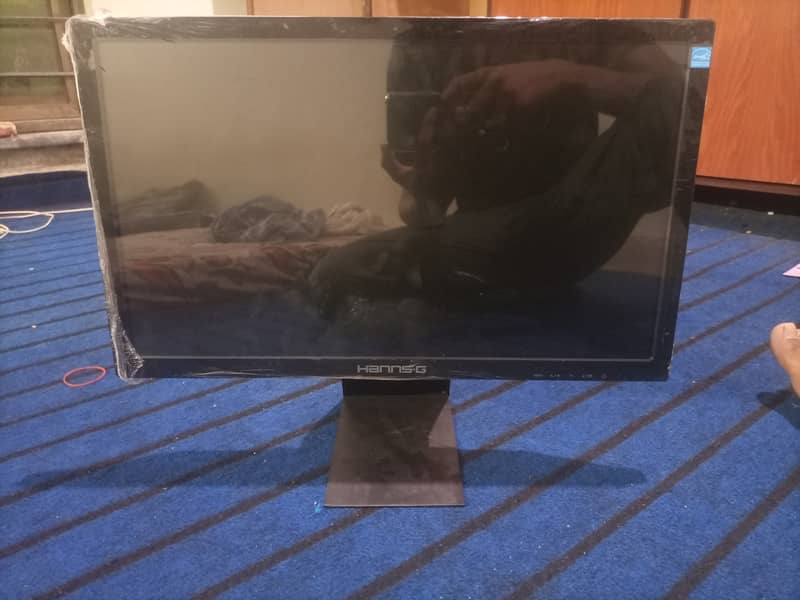 19inches lcd for sale brand new just couple of days used 1