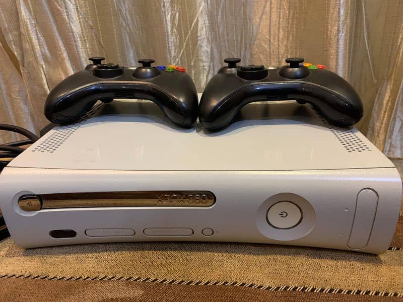 Xbox 360 jasper with 2 controller 3