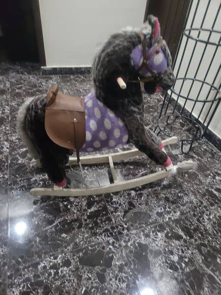 only 1 month use new horse ride larg size 5 to 6 years childe use 0