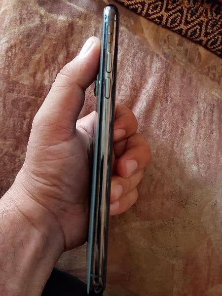 iphone 11 pro max 64Gb all ok one hand use 4