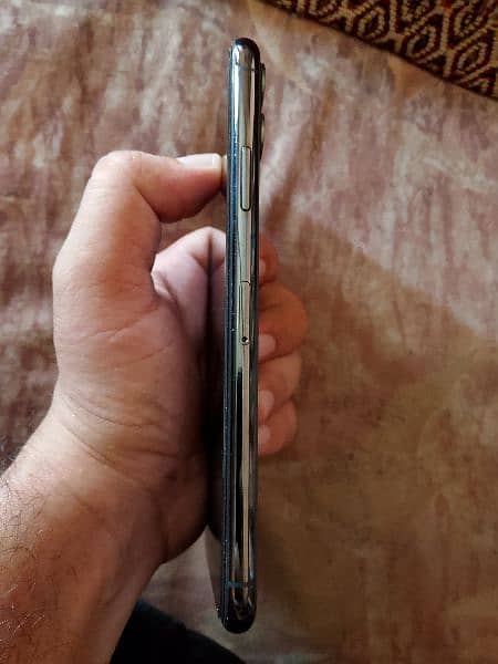 iphone 11 pro max 64Gb all ok one hand use 6