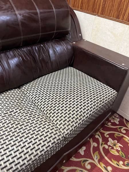sofas best condition in cheap prices 1