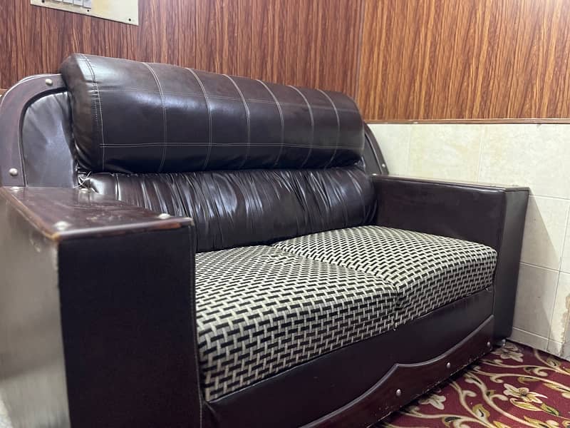 sofas best condition in cheap prices 2