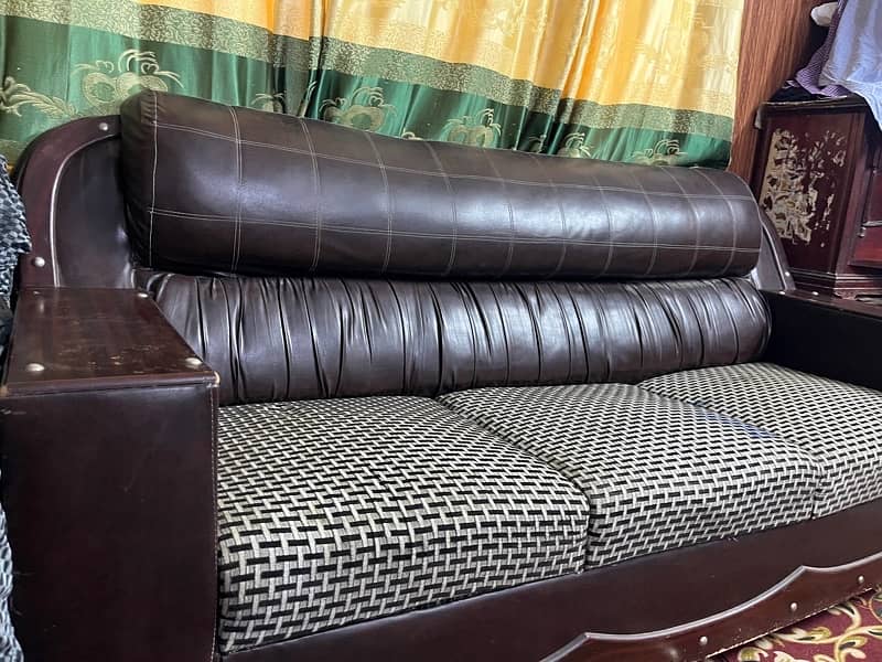 sofas best condition in cheap prices 8