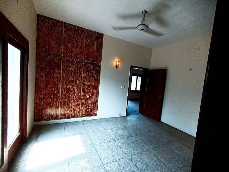 10 MARLA BEAUTIFUL UPPER PORTION WITH SEPARATE GATE AVAILABLE FOR RENT 1