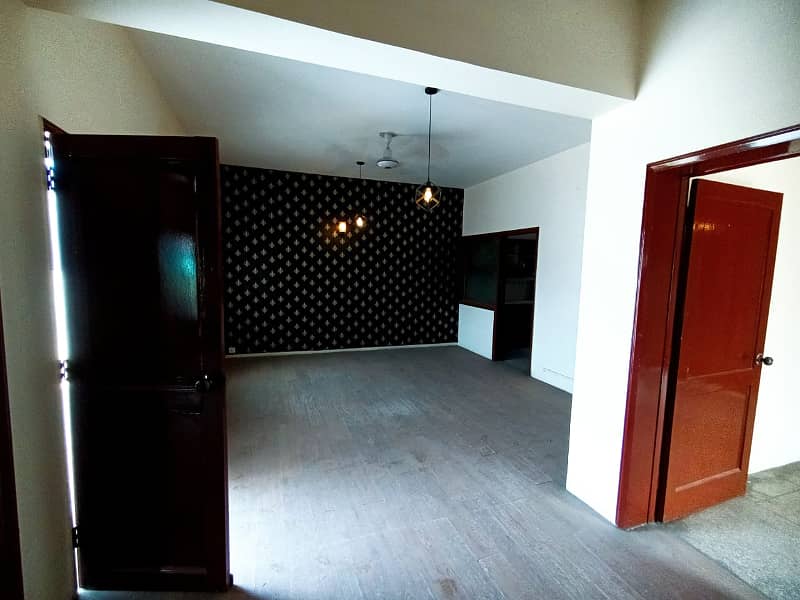 10 MARLA BEAUTIFUL UPPER PORTION WITH SEPARATE GATE AVAILABLE FOR RENT 3